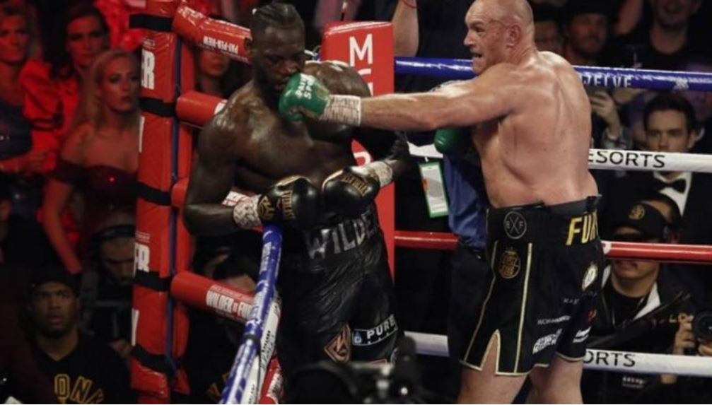 Fury golpeando con todo a Wilder 