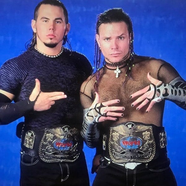 Matt y Jeff Hardy en el 2000 como campeones en pareja