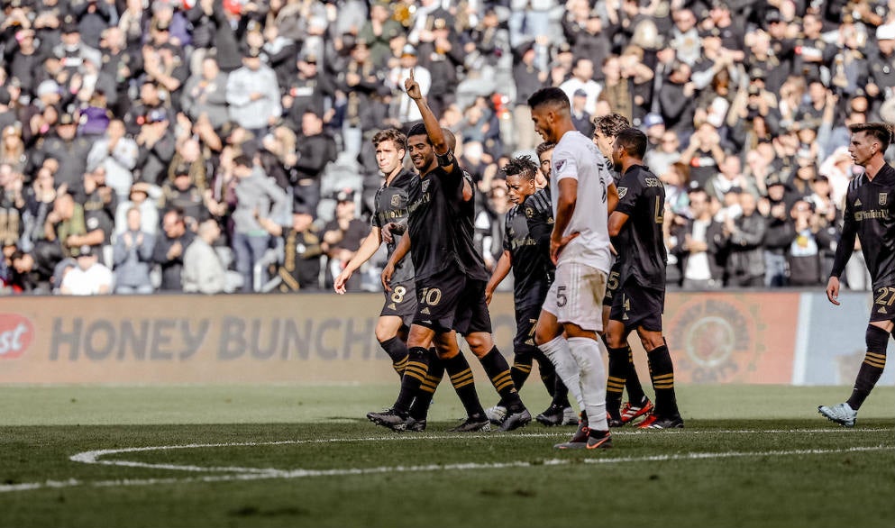 Carlos Vela celebrando un gol con LAFC