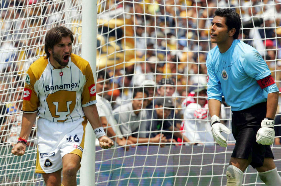 Francisco Fonseca celebra gol a Oswaldo Sánchez en la Final de 2004