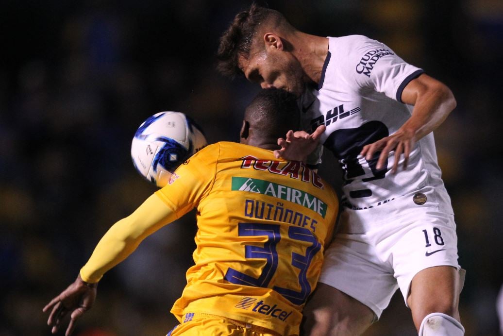 Nicolás Freire lucha por la pelota en juego contra Tigres