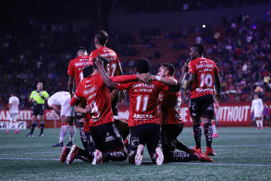 Jugadores de Tijuana celebran la victoria en Copa MX