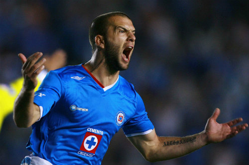 'Tito' Villa festeja un gol con La Máquina en el 2009