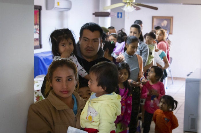 Madres de familia con sus hijos en una clínica