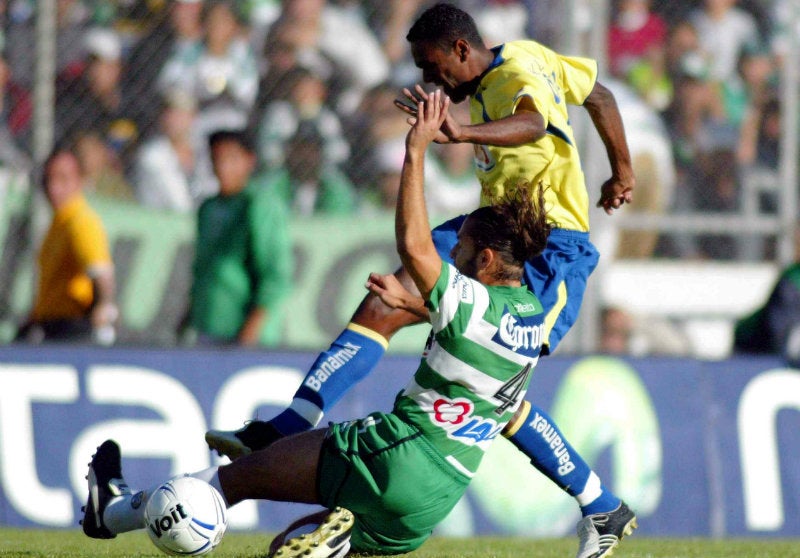 Juan González en partido con Santos