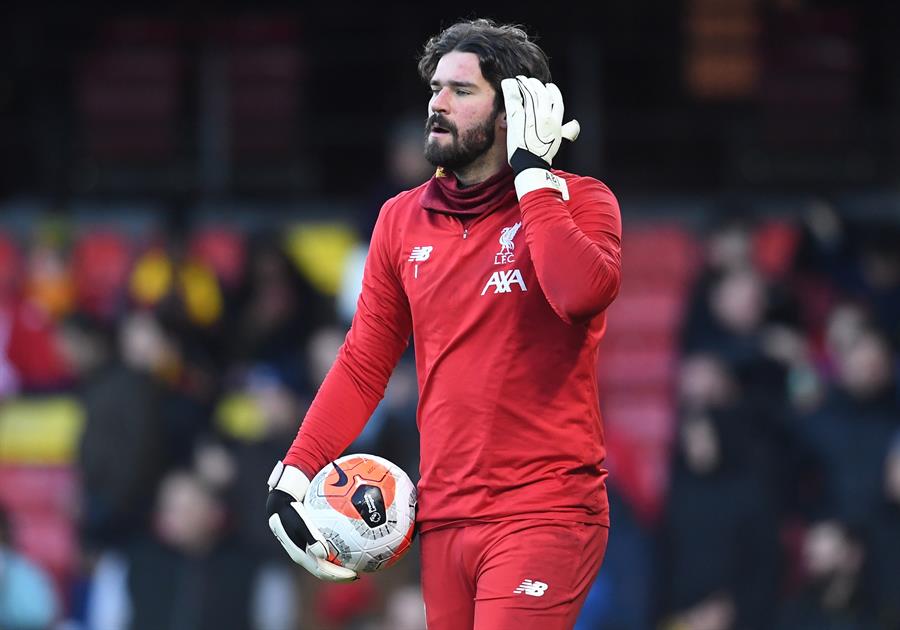 Alisson Becker previo a un juego del Liverpool