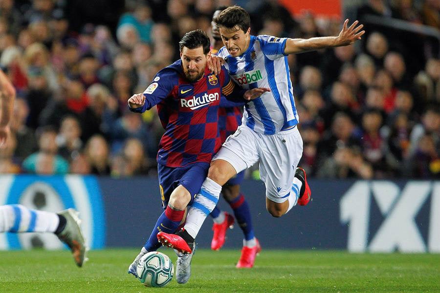 Lionel Messi pelea el balón con Ander Guevara