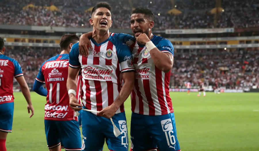 Jesús Molina y Miguel Ponce celebrando el primer gol de Chivas