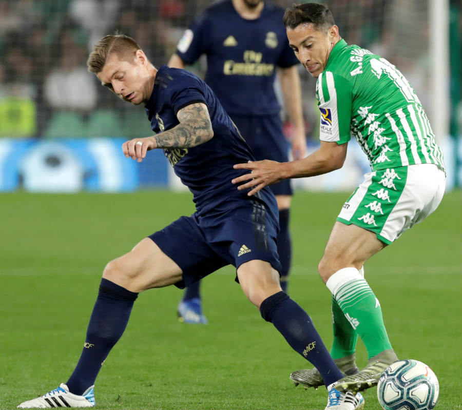 Andrés Guardado pelea el balón con Toni Kroos