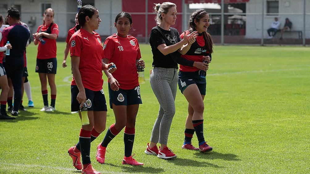 Nelly y las jugadoras rojiblancas en las instalaciones de Chivas