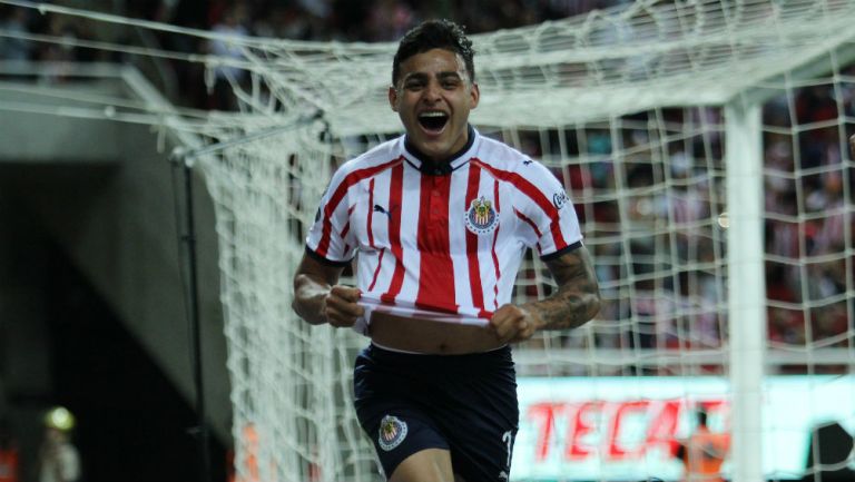 Alexis Vega festeja gol en su primer juego con Chivas ante Atlas 