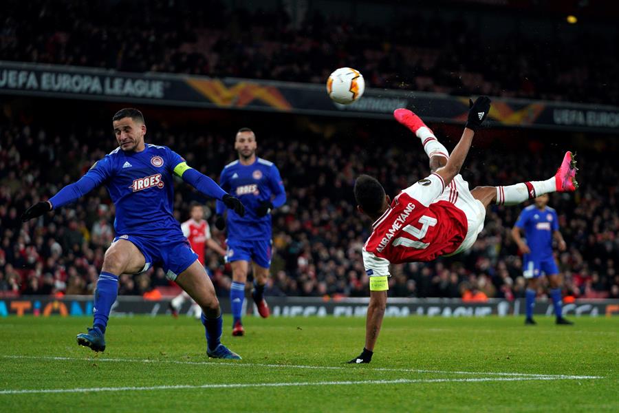 Aubameyang falla durante el partido ante el Olympiakos