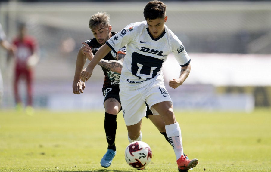 Marco García durante un partido con Pumas