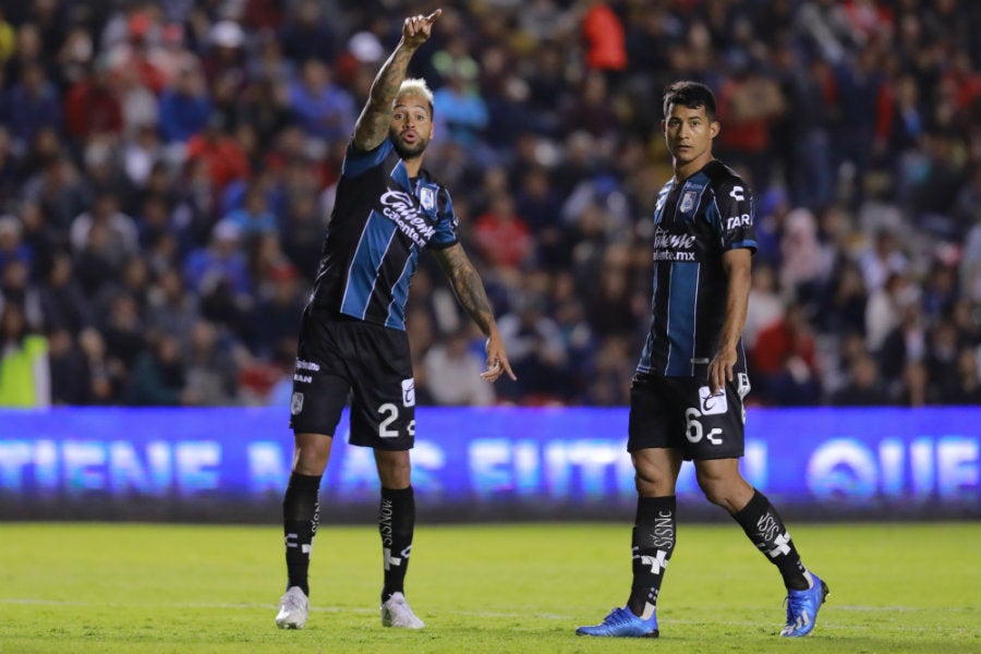 Julián Velázquez en juego con Gallos Blancos