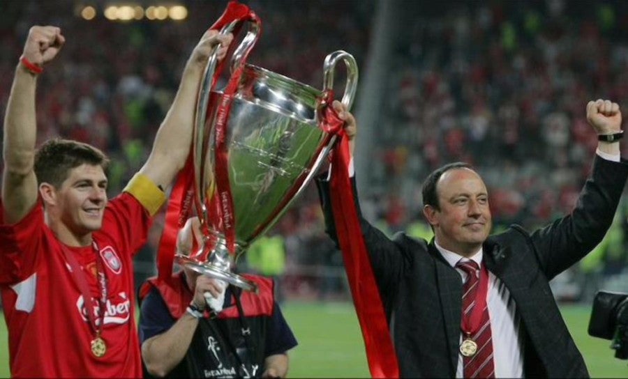 Rafa Benítez junto a Steven Gerrard