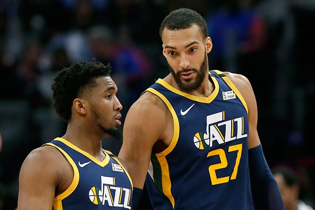 Gobert platica con un compañero en un juego del Jazz