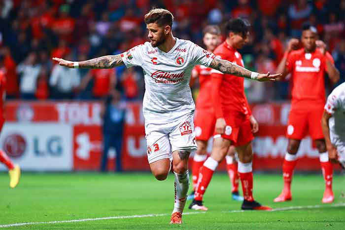 Miguel Barbieri, en festejo de gol