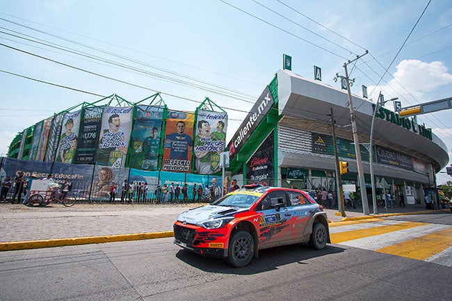 Vehículo del WRC se pasea afuera del Estadio León