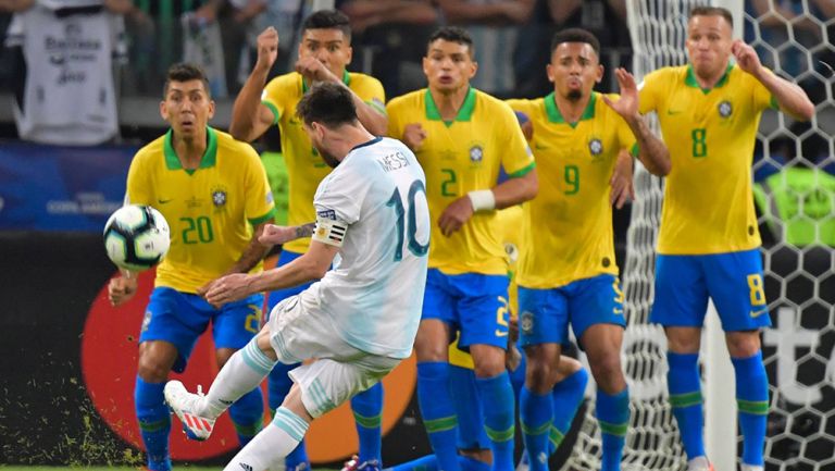 Messi cobra una falta ante el combinado brasileño