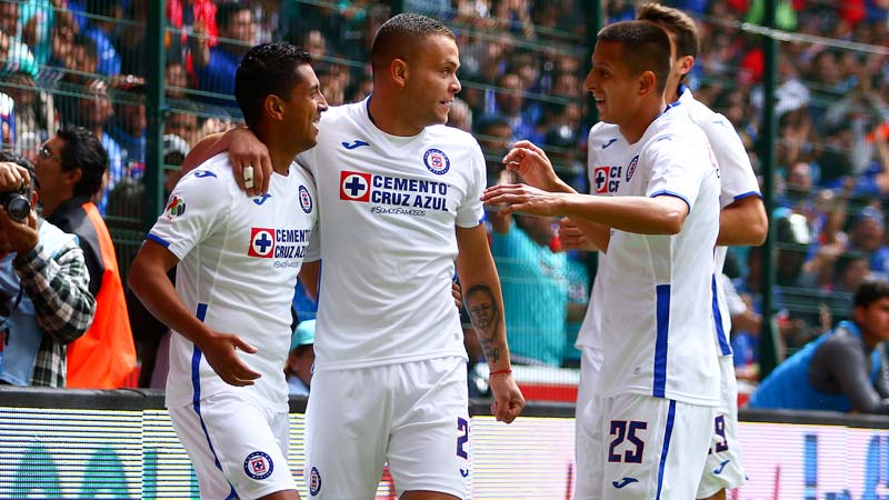 Elementos de Cruz Azul celebran un gol en el Nemesio Diez 