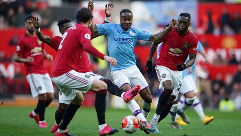 Acción del juego entre Manchester United y Manchester City 