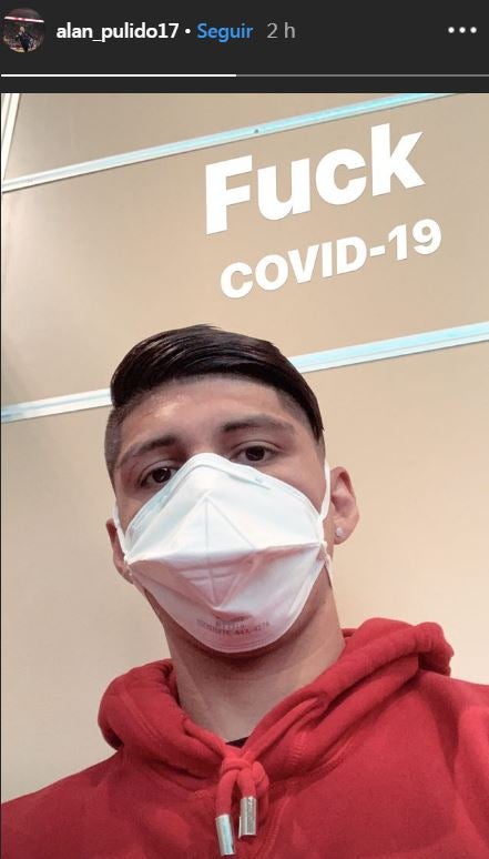 Alan Pulido con tapabocas