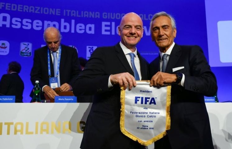 Gianni Infantino y Gabriele Gravina presumen escudo de FIFA