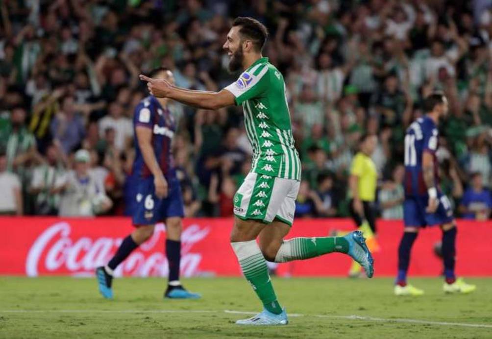 Borja Iglesias celebra un gol con Betis