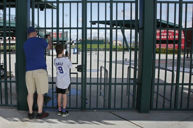 Aficionados afuera del estadio de la MLB