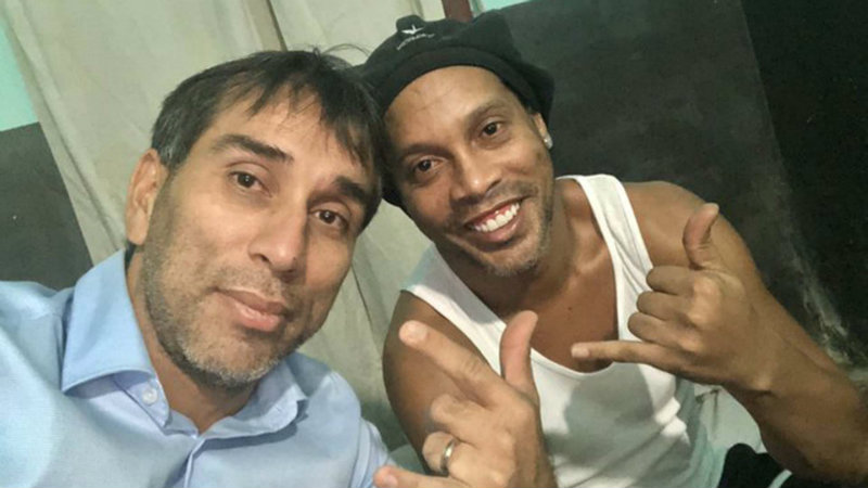 Ronaldinho con Pipino Cuevas