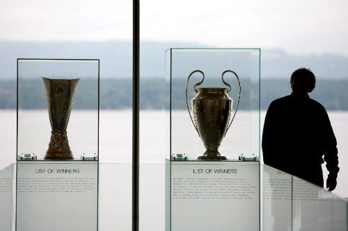 Los trofeos de la Europa League y la Champions League