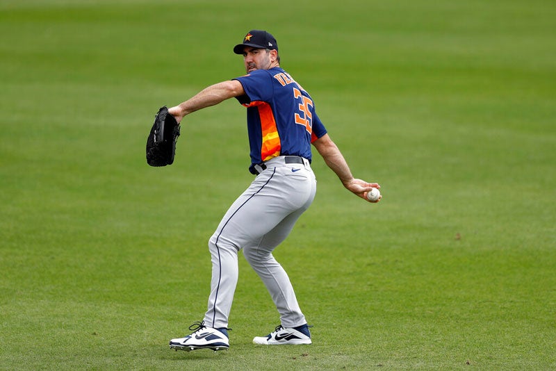 Justin Verlander calienta previo a un juego con Astros