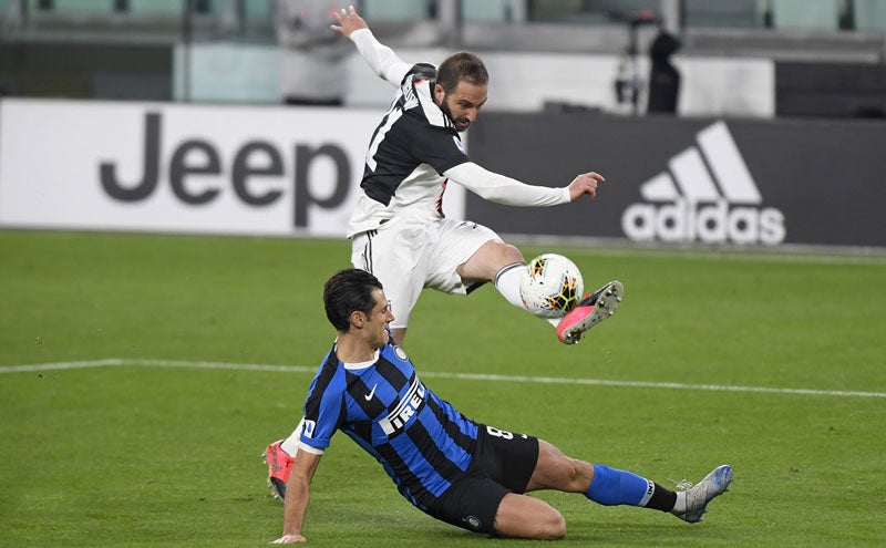 Higuaín durante un duelo contra el Inter en Serie A