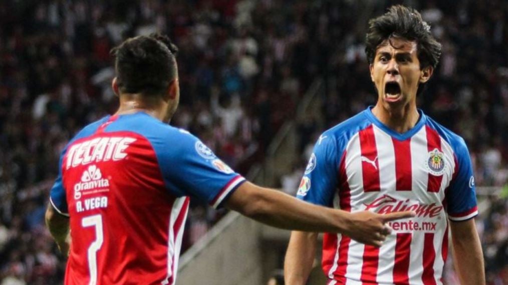 Macías celebra gol con Alexis Vega