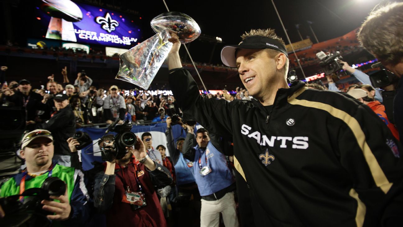 Payton presume el Vince Lombardi ganado en el Super Bowl XLIV