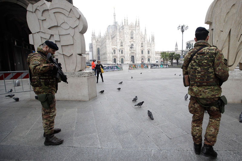 Soldados cuidan las calles de Milán