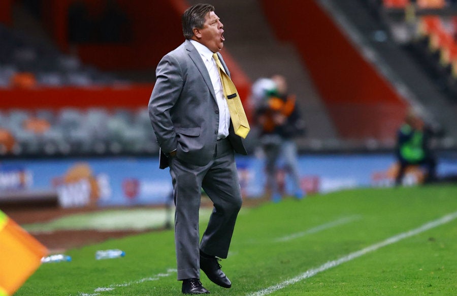 Miguel Herrera durante un partido con América