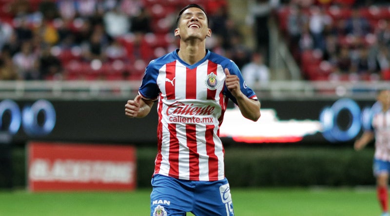 Uriel Antuna durante un duelo con Chivas en el Akron 