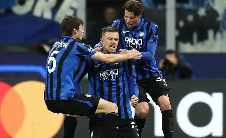 Jugadores del Atalanta festejan gol ante Valencia