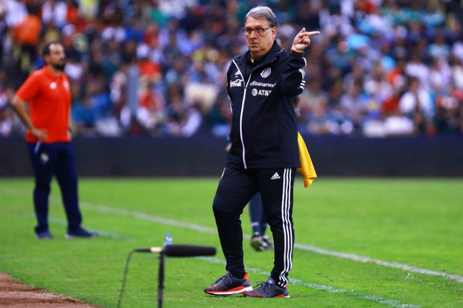 Gerardo Martino, DT de la Selección Mexicana, dirigiendo un juego