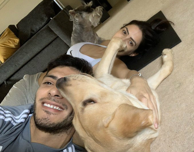 Jiménez, su pareja y sus mascotas en casa