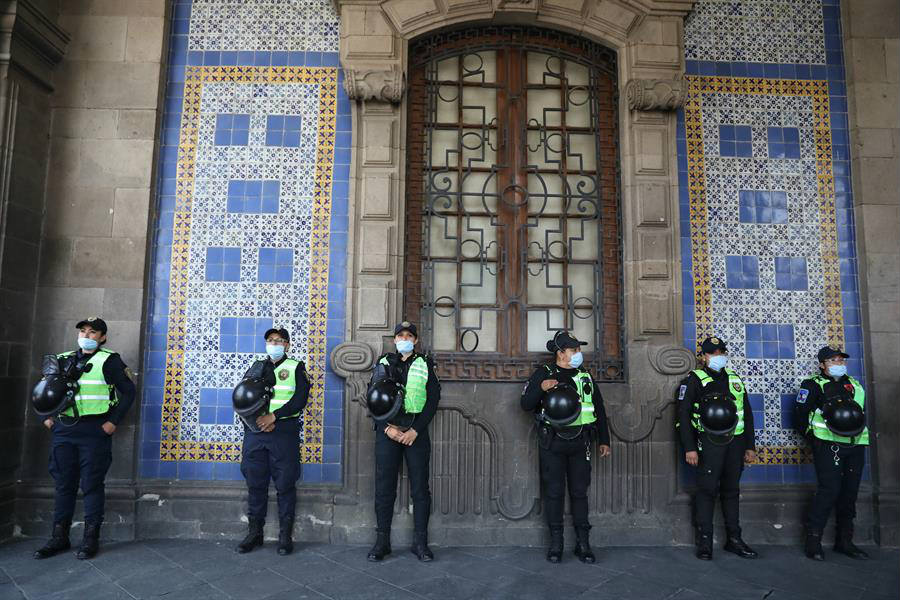 Policías vigilan este lunes el Antiguo Palacio de Gobierno