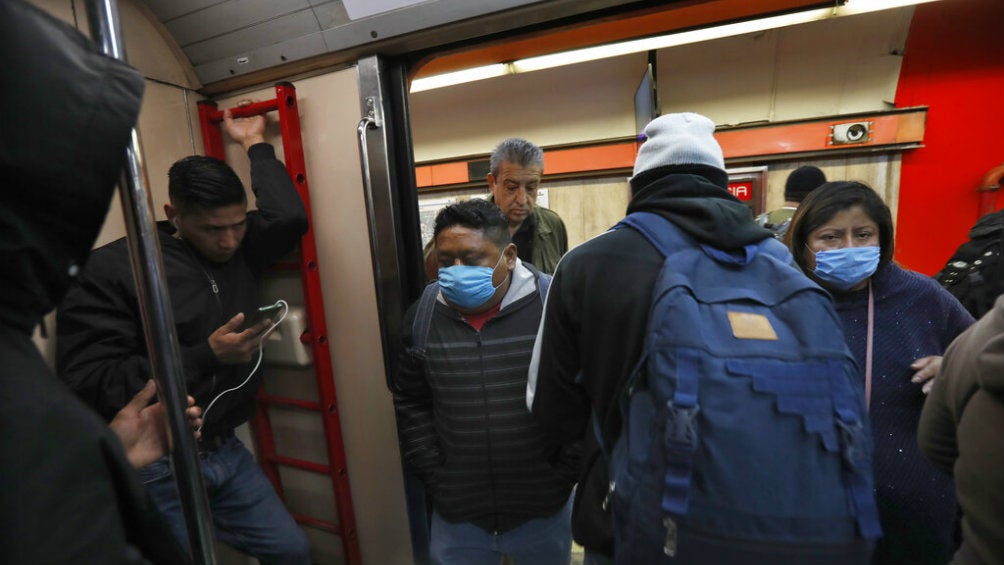 Ciudadanos de la CDMX ingresan al Metro