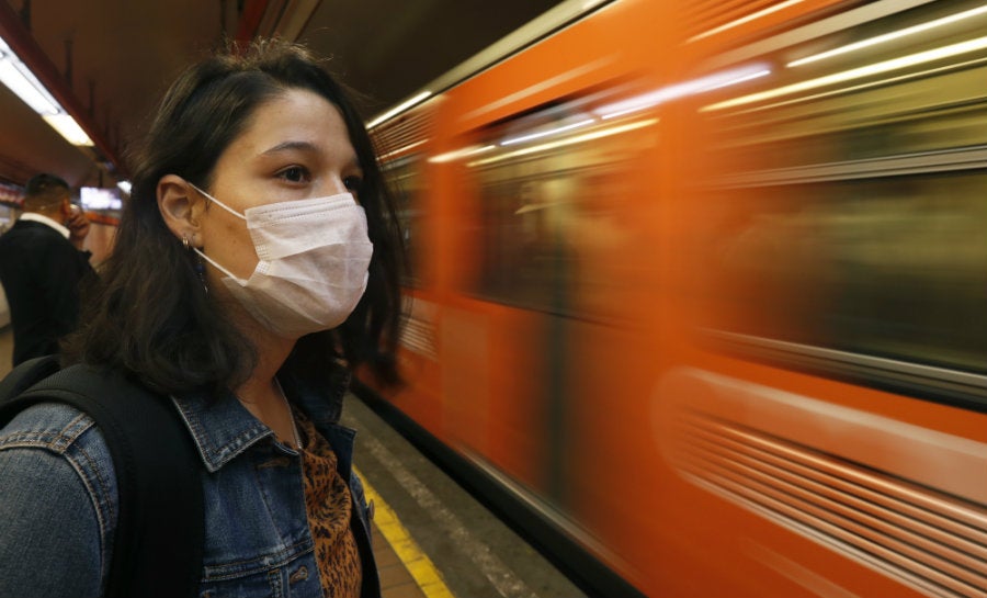 Persona con tapabocas en el metro de la Ciudad de México