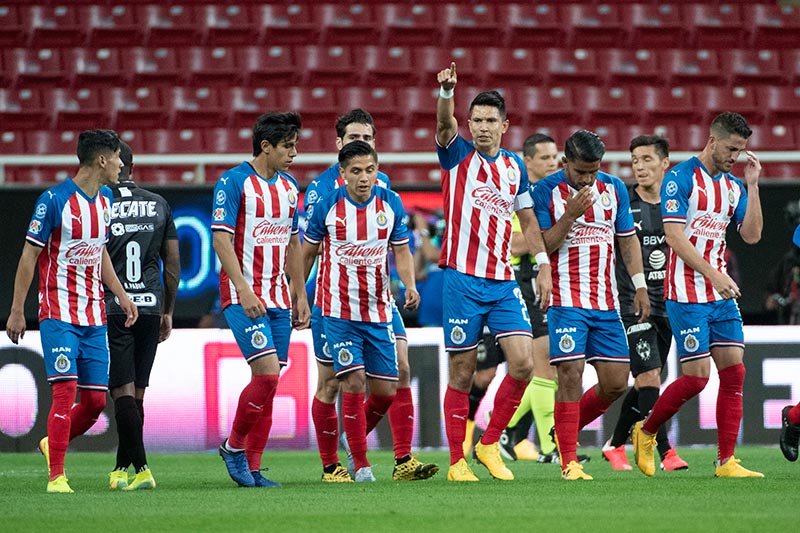 Jugadores de Chivas celebran un gol