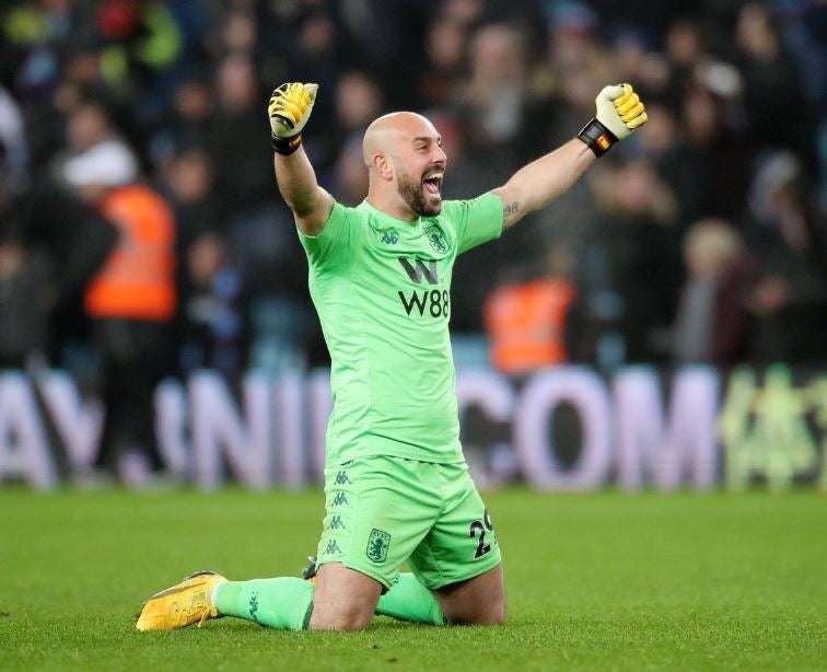 Pepe Reina festeja en un juego del Aston Villa