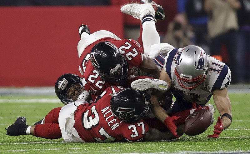 Julian Edelman hace atrapada de antología vs Falcons