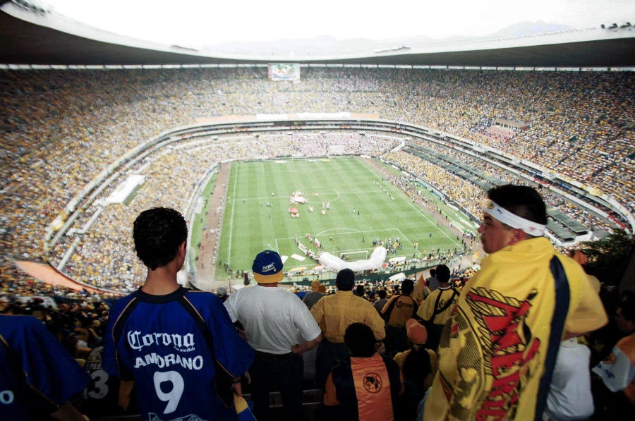 El Estadio Azteca pintado de amarillo y azul en 2002