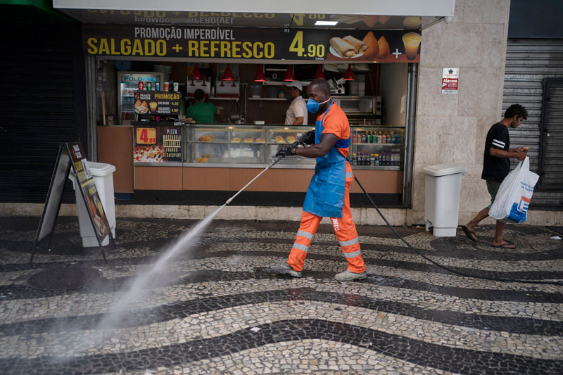 Persona limpiando las calles en Brasil