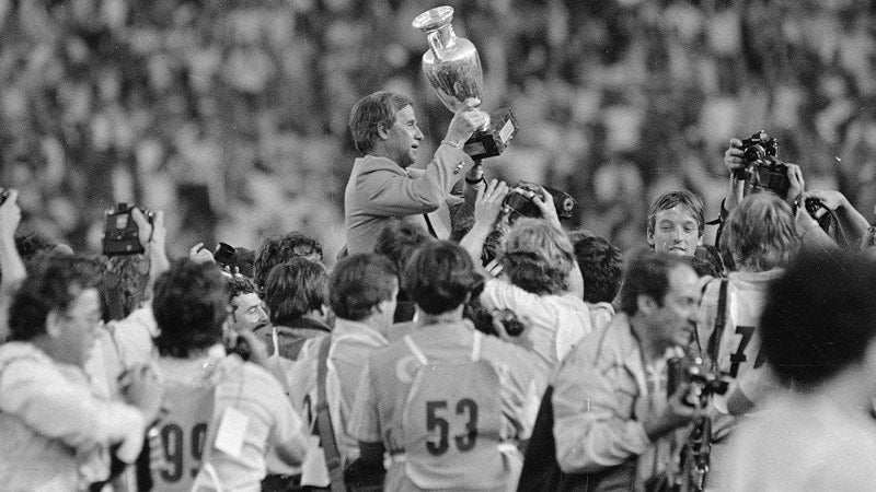 Michel Hidalgo levanta el título de la Eurocopa 1984 